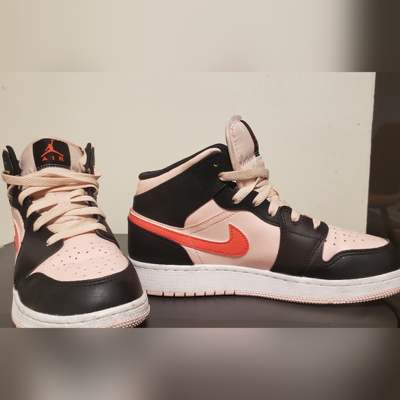 Nike Air Jordan 1 Mid GS Black Pink Crimson Atmosphere Size 6Y (Women’s 7.5) - Picture 12 of 12